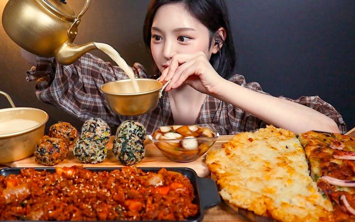 Phát hiện này khiến cộng đồng mạng và fan Boki vô cùng tức giận vì hành động được cho là vừa lừa dối người xem, vừa làm lãng phí thức ăn của nữ YouTuber. Thậm chí, nhiều người kêu gọi tẩy chay kênh Youtube của cô nàng.