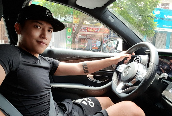 Tuy nhiên, những video của NTN thường bị đánh giá là mang nội dung bạo lực, tiêu cực, không phù hợp với người xem, đặc biệt là trẻ em. Anh chàng ''lắm tài nhiều tật'' này cũng vướng phải nhiều lùm xùm khi năm lần bảy lượt tuyên bố ''giải nghệ'' rồi lại comeback như chưa có chuyện gì xảy ra.