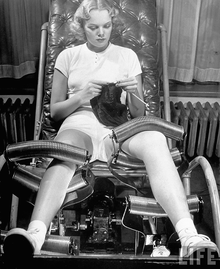 Vào những năm 1940, người ta dùng thiết bị làm đẹp trông có vẻ đáng sợ này để massage toàn thân.