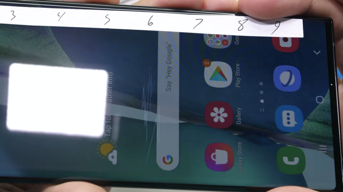Vào thời điểm ra mắt, Galaxy Note 20 Ultra được giới thiệu là trang bị màn hình 6.9 inch cùng kính cường lực Gorilla Glass Victus bền nhất thế giới. Loại kính cường lực này bền bỉ đến mức có thể chịu được cú rơi từ độ cao 2 mét, kháng trầy xước, gấp đôi so với Gorilla Glass 6.