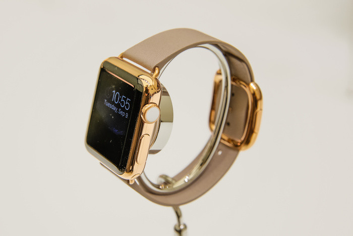 Trước đó, vào năm 2015, Apple đã cho ra mắt một phiên bản đặc biệt của đồng hồ thông minh Apple Watch được hoàn thiện bằng vàng 18 karat, với tên gọi đơn giản là Apple Watch Edition.