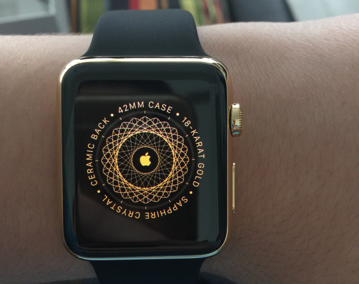 Ở thế hệ sau, Apple đã thay thế phiên bản vàng bằng phiên bản Apple Watch Edition với chất liêu gốm, được bán lẻ với "giá hợp lý" 1.299 USD.