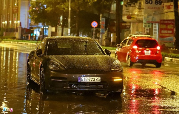 Một chiếc Porsche chết máy giữa đường. Anh Hào, chủ nhân xe này cho hay đã đứng tại đây 5 tiếng mà xe cứu hộ vẫn chưa đến. Theo kinh nghiệm của nhiều người, khi ôtô chết máy giữa dòng nước, người lái không được cố khởi động sẽ càng gây nguy hiểm cho động cơ.