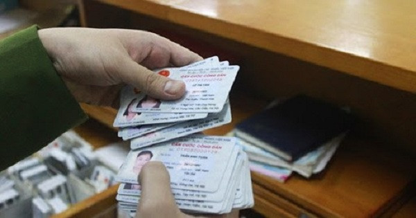 Mới đây, Cục Cảnh sát quản lý hành chính về trật tự xã hội (C06) đề nghị công an các tỉnh thành đang cấp đổi chứng minh nhân dân (CMND) sang thẻ CCCD ngừng khuyến khích việc người dân cấp đổi thẻ CCCD. Mục đích của việc này nhằm khuyến khích người chưa thật sự cần thiết cấp đổi thẻ nên đợi để sắp tới đổi sang mẫu căn cước công dân mới có gắn chip điện tử.
