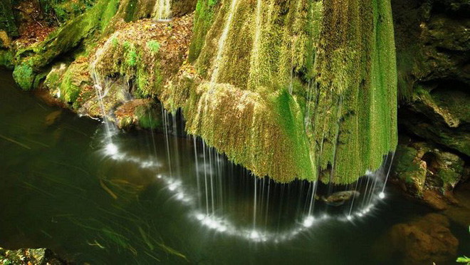 Thác nước phát sáng lung linh ở Bigar, Romania.