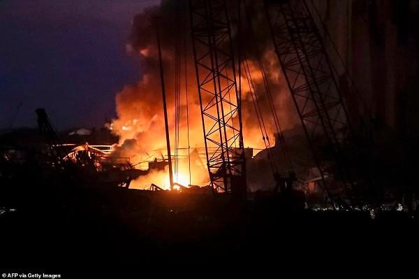 Tổng thống Lebanon Michel Aoun cho biết, 2.750 tấn ammonium nitrate được lưu trữ trong sáu năm tại một nhà kho gần bến cảng mà không có biện pháp đảm bảo an toàn. Khối lượng hóa chất khổng lồ nổ tung và gây ra thảm họa. Ông Michel Aoun cho biết đây là một điều không thể chấp nhận được. Trong ảnh: Ngọn lửa vẫn chưa được dập tắt nhiều giờ sau vụ nổ lớn tại nhà kho gần thủ đô Beirut. (Ảnh: AFP)