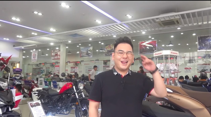 Không chỉ được biết đến là một streamer, kiếm tiền qua kênh Youtube, Xemesis còn là một doanh nhân có tiếng ở Sài Thành. Anh chàng tâm sự, khi mới về Việt Nam đã tiếp quản chuỗi cửa hàng xe moto ''siêu to khổng lồ'' và salon ô tô của gia đình.