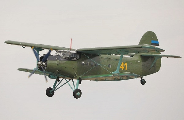 Antonov An-2 được xem là một tự hào của ngành hàng không Nga khi là loại máy bay duy nhất trên thế giới có thể bay giật lùi trên không. Đây cũng có thể coi là dòng máy bay hai tầng cánh duy nhất vẫn còn được sử dụng trong thế kỷ 21. Được sản xuất từ năm 1947, máy bay này có giá thành rất rẻ, chi phí bảo dưỡng thấp, độ bền cao và đặc biệt là dễ điều khiển