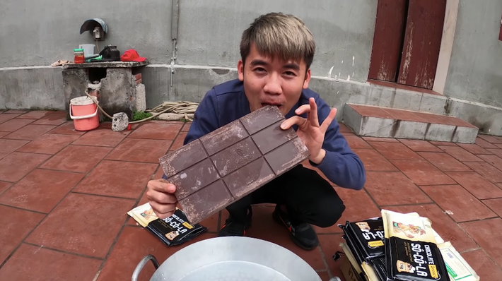 Không chỉ bà Tân, cậu con trai Hưng Vlog hay Hậu Vlog cũng trở thành tâm điểm của sự chỉ trích khi nhiều lần dùng tay không chế biến thực phẩm hay thử đồ ăn rồi cho vào...nấu tiếp.