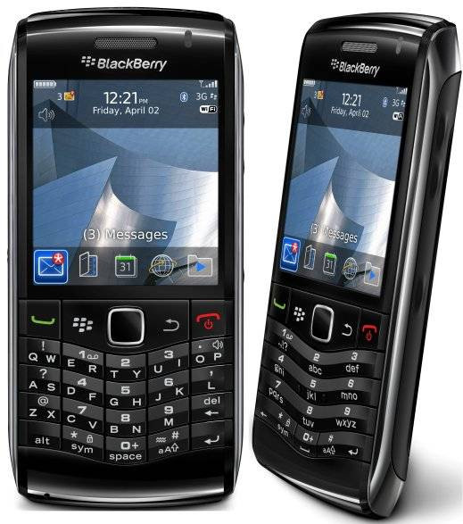 BlackBerry Pearl sử dụng một viên bi nhỏ (gọi là trackball) nằm phía trên bàn phím SureType nhỏ gọn. Đây là mẫu Pearl đầu tiên, có camera 1.3-megapixel, hỗ trợ thẻ nhớ microSD tối đa 8GB, nhạc chuông tuỳ biến, và có trình chơi đa phương tiện, từng là một trong những điện thoại BlackBerry khuấy động thị trường công nghệ.