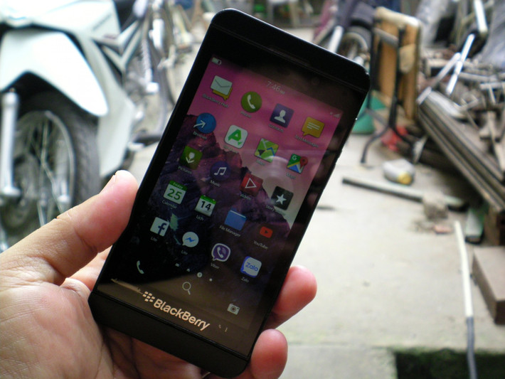 Trở lại với màn hình cảm ứng, BlackBerry Z10 sử dụng hệ điều hành BB10 mới toanh, được đánh giá là một trong những sản phẩm thú vị nhất của BlackBerry. Máy sở hữu camera sau 8-megapixel và camera trước 2-megapixel, cùng viên pin với thời lượng đàm thoại 10 tiếng.
