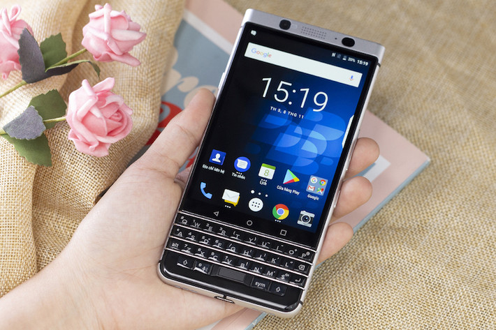 Nhận thấy không thể duy trì được bộ phận phần cứng nữa, BlackBerry chuyển giao giấy phép cho TCL và tạo nên BlackBerry KeyOne và tiếp sau đó là Key2. Tuy đã đánh gục các fan BlackBerry truyền thống, hai chiếc điện thoại này vẫn không thể cứu vãn B;ackBerry khỏi bị "khai tử". Trên tay smartphone BlackBerry chạy Android | VTC