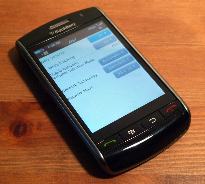 BlackBerry Storm là kết quả lần đầu tiên thử sức với smartphone màn hình cảm ứng của BlackBerry. Mẫu Storm 9500 có camera 3.2-megapixel và màn hình 360x480. Nó còn có bộ nhớ trong 1GB.