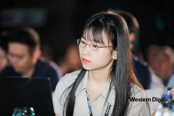 Không hề kém cạnh cánh mày râu, cô gái nhỏ bé Yao Ting đã ''đánh bật'' nhiều đối thủ tiềm năng để trở thành một trong những ''thiên tài'' nhận lương khủng giúp hồi sinh Huawei. Yao Ting hiện là Tiến sĩ chuyên ngành kiến trúc hệ thống máy tính, nghiên cứu về phương tiện lưu trữ mới (NVM, SMR), cơ sở dữ liệu và hệ thống lưu trữ giá trị khóa.