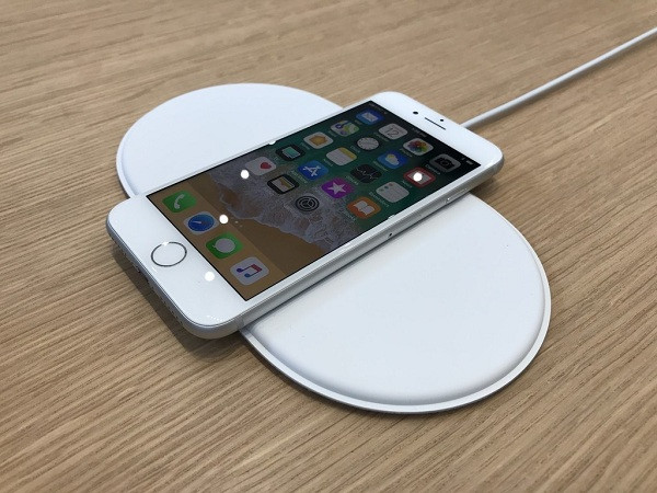 Bởi vậy, nếu iPhone 12 bổ sung dải nam châm ở mặt lưng, thiết bị sẽ cố định tốt hơn vào đế sạc không dây của Apple. Cách làm này cũng tương tự nam châm giúp cố định Apple Watch lên đế sạc.