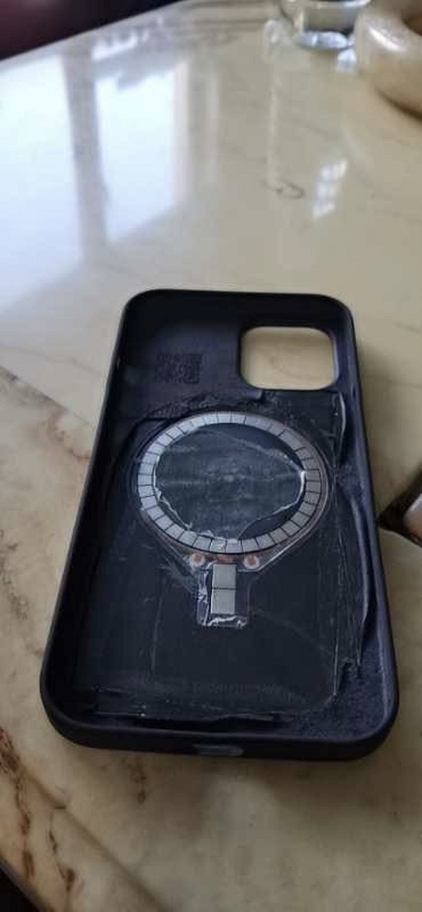 Cụ thể, tài khoản Weibo này chia sẻ một loạt ảnh cho thấy, bên trong mặt lưng của iPhone 12 sẽ có một dải nam châm được bố trí theo hình tròn. Trên thiết bị này, dải nam châm có vị trí trùng với cuộn cảm ứng trên những đời iPhone trước.