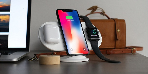 Thực tế, dòng iPhone 11 trước khi ra mắt cũng được đồn đại hỗ trợ tính năng sạc ngược không dây tuy nhiên lại bị Apple vô hiệu bằng phần mềm. Theo ông Kuo, tính năng này đã bị từ bỏ vì hiệu quả sạc không đáp ứng yêu cầu của Apple.