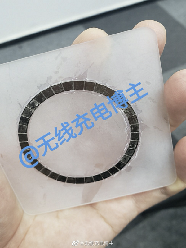 Điều này cho thấy, Apple muốn tích hợp nam châm bên trong, để giúp thiết bị tự căn chỉnh vị trí sao cho phù hợp nhất khi iPhone 12 được đặt lên đế sạc không dây mà hãng đang phát triển.