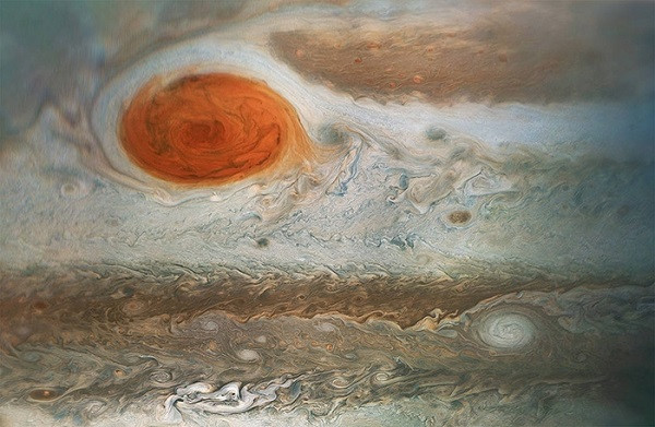 Great Red Spot hay còn gọi là Điểm Đỏ của sao Mộc, là một cơn bão siêu bão kéo dài trên hành tinh này, cách xích đạo 22 độ về phía nam, đã kéo dài ít nhất 340 năm.