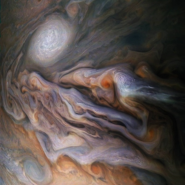 Tàu vũ trụ Juno của NASA tiến gần với sao Mộc để chụp được cận cảnh hành tinh tuyệt đẹp này.
