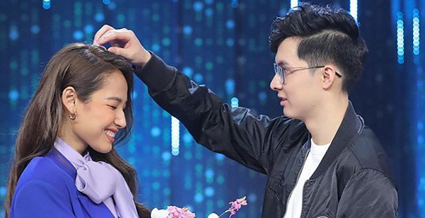 Là cặp đôi bước ra từ chương trình ''Người ấy là ai", chuyện tình chị em Cara - Noway được cộng đồng mạng cực kỳ quan tâm. Chàng là streamer có tiếng, nàng là ca sĩ tài năng xinh đẹp, cứ xuất hiện cùng nhau là gây "náo loạn" vì sự đáng yêu và dễ thương.