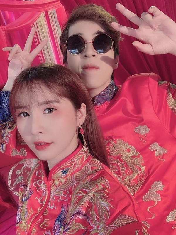Suốt quãng thời gian hơn 5 năm yêu nhau, cặp đôi đã nhiều lần hợp - tan nhưng rồi vẫn trở về bên nhau. Cả hai thường xuyên nhận nhau là ''anh trai - em gái'' và hiếm khi thừa nhận mối quan hệ yêu đương.