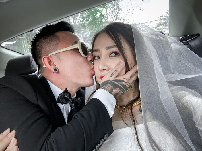 Hiện tại, Kiều Anh Hera đã lên xe hoa cùng chồng đại gia và đang tận hưởng cuộc sống vô cùng sang chảnh. Cô nàng thường xuyên xuất hiện với những bộ cánh đắt đỏ, túi xách hàng hiệu hay những chuyến du lịch nghỉ dưỡng,...