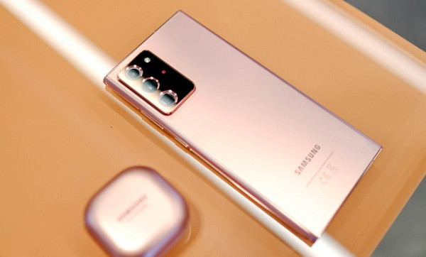 Tối 5/8 vừa qua, bộ đôi Samsung Galaxy Note 20 chính thức trình làng dân công nghệ khắp thế giới qua sự kiện Unpacked của Samsung. Theo đó, Galaxy Note20 chỉ có lớp vỏ bằng nhựa, màn hình 6,7inch; trong khi đó, phiên bản Galaxy Note20 Ultra và Note20 Ultra có mặt lưng bằng kính cường lực, sở hữu màn hình cong 6,9inch.