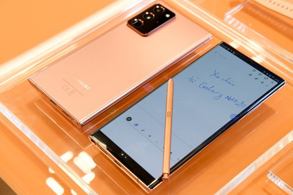 Một tính năng vốn có trên dòng Galaxy Note của Samsung mà nhiều người dùng iPhone ao ước đó là sở hữu bút cảm ứng S Pen. Theo Samsung, S Pen được cải tiến với độ trễ chỉ 9 ms mang lại cho người dùng cảm giác như viết trên giấy thật.