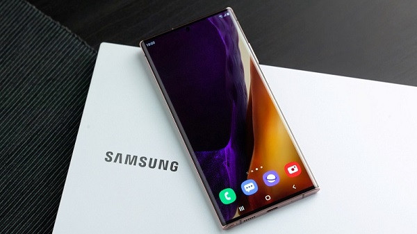 Thử nghiệm độ cứng Knoop (sử dụng mũi kim cương để làm trầy xước), kính Gorilla Glass Victus chỉ bị trầy xước nhẹ với tải trọng 8 Newton, trong khi các mẫu kính cạnh tranh khác chịu lực kém hơn một nửa. Còn với iPhone, thiết bị này chỉ sử dụng kính cường lực Gorilla Glass được Corning tùy biến riêng.