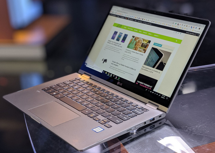 Với kích thước màn hình IPS 14 inch, được làm bằng hợp kim Magie với trọng lượng chỉ 1.133 Gram thì đây là dòng máy tính xách tay khá nhẹ và bền.