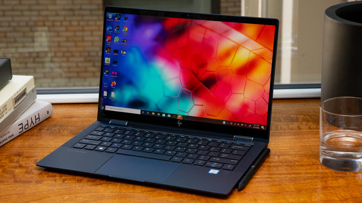 Thời lượng pin của HP Elite Dragonfly được cho là khá tốt, cũng giống như Dell XPS 13 9370 có thể lên đến 686 phút làm việc. Được mệnh danh máy tính doanh nghiệp đa chế độ gọn nhẹ nhất thế giới, với trọng lượng dưới 1kg lại có thể "hô biến" thành máy tính bảng dễ dàng, HP Elite Dragonfly là lựa chọn hoàn hảo cho những ai mong muốn sự cơ động, ưa dịch chuyển.