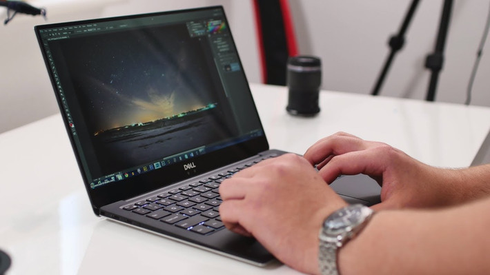 Dell XPS 13 9370 được trang bị bộ vi xử lý Intel Core i7-1065G7 thế hệ thứ 10, bộ nhớ RAM 8GB 3733MHz LPDDR4x, Card đồ họa Intel Iris Plus, Ổ cứng 256GB M.2 PCIe NVMe và Màn hình InfinityEdge 13 inch.