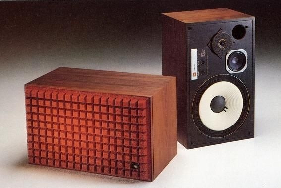 Nhắc đến những cặp loa huyền thoại bậc nhất lịch sử, JBL L100 được xem là đòn bẩy làm thay đổi xu hướng nghe nhạc của giới trẻ thời bấy giờ, sở hữu chất âm hoàn toàn khác so với những mẫu loa trước đó.