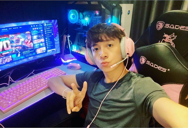 Trước đó, Ngô Kiến Huy cũng từng khiến fan được phen ''hết hồn'' khi đăng đàn khoe dàn gaming PC sắc hồng "nam tính" sương sương có giá hơn 70 triệu đồng.