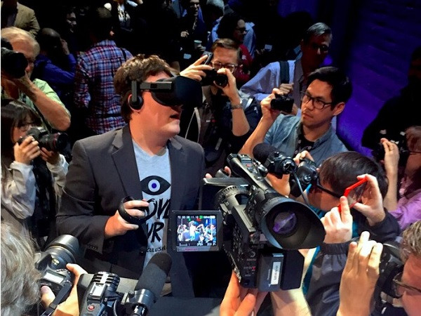 Người sáng lập Oculus Palmer Luckey rời Facebook năm 2017 vì liên quan đến việc lưu truyền những meme trên Internet bôi nhọ hình ảnh của Hillary Clinton trong cuộc bầu cử Tổng thống Mỹ. Vào tháng 10 cùng năm, Luckey lên tiếng chia sẻ với CNBC rằng việc ra đi không phải lựa chọn của ông, vậy kẻ đứng sau vụ việc này là Facebook?