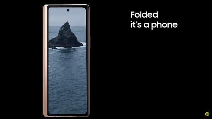 Đúng như những đồn đoán trước kia, Samsung sẽ trang bị màu vàng đồng đang là "hot trend" cho Galaxy Z Fold2 5G bên cạnh phiên bản màu đen huyền bí. Về thiết kế, dường như Galaxy Z Fold2 5G mỏng hơn, dễ dàng cầm nắm và mang theo so với bản tiền nhiệm.