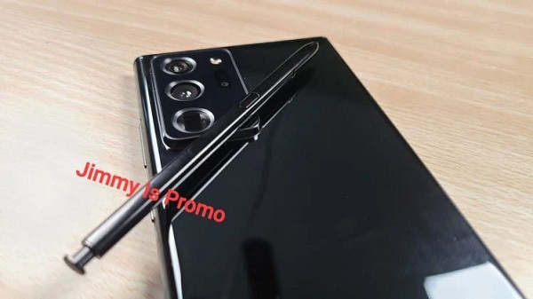 Vị trí của bút S Pen đã được di chuyển từ phải sang trái, nhưng máy không được thiết kế giắc cắm tai nghe 3,5 mm.