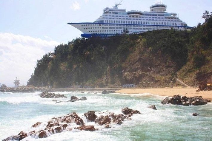Con tàu như thể bị mắc cạn trên vách đá kia thực chất là khách sạn Sun Cruise ở Hàn Quốc, trông như một con tàu khổng lồ trên đất liền.