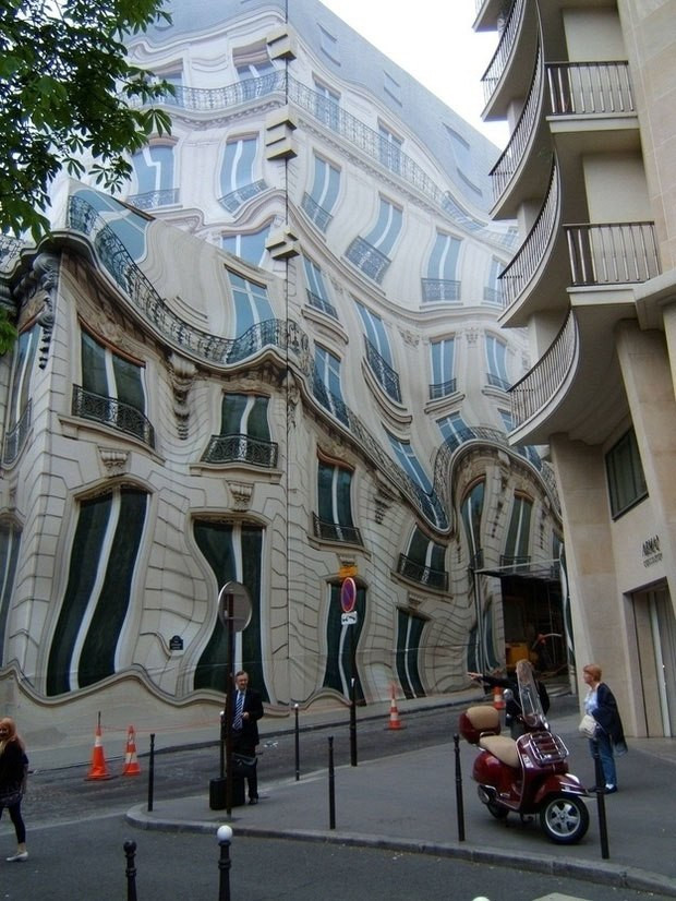 Tòa nhà có kiến trúc đánh lừa thị giác tên là Hausmannian tọa lạc ở thành phố Paris, Pháp.