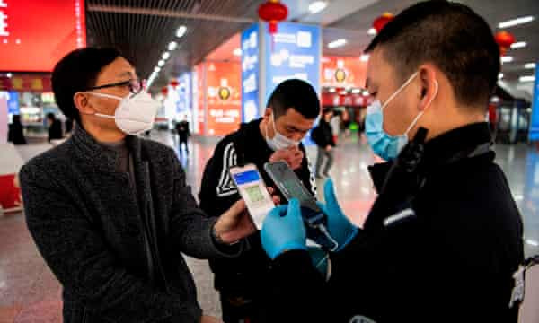 Mã QR với các màu sắc khác nhau thể hiện mức độ nguy hiểm sức khỏe sẽ liên tục thay đổi dựa trên các báo cáo về hành trình đi lại, lịch sử giao tiếp của người dùng. Hệ thống trên hiện đang được sử dụng tại hơn 200 thành phố và đang tiếp tục được nhân rộng tại Trung Quốc, bước đầu đem lại hiệu quả kiểm soát dịch rất tốt ở quốc gia này.