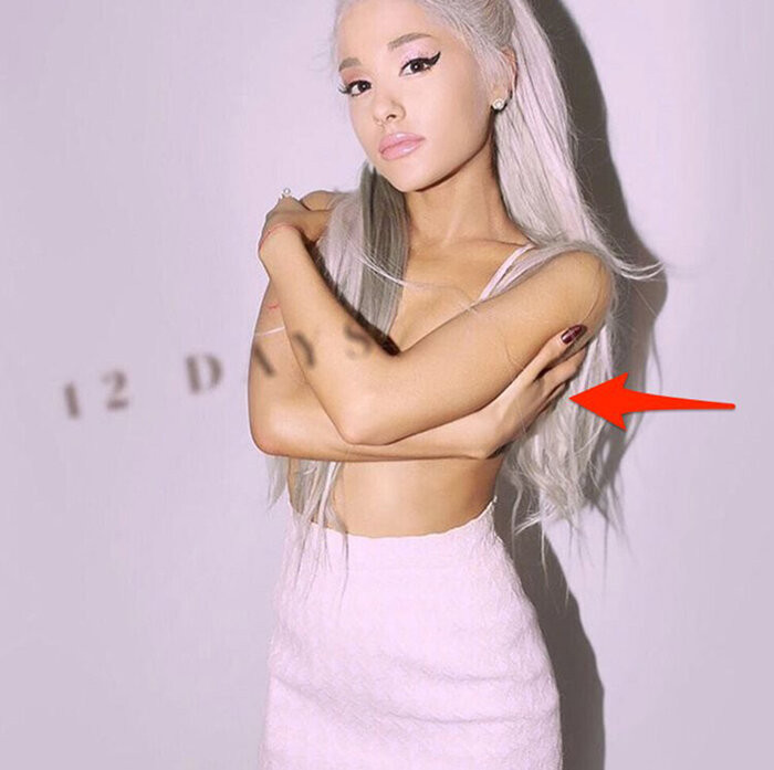 Hình ảnh Ariana Grande đếm ngược đến ngày ra mắt đĩa đơn Focus. Trong hình, bàn tay phải của nữ ca sĩ bỗng dài bất thường.