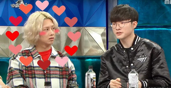Điểm danh dàn fanboy hùng hậu của game thủ nổi tiếng nhất Hàn Quốc Faker mà bỏ qua thánh game Heechul thì thật sai lầm. Không chỉ có niềm đam mê bất tận với trò chơi điện tử, thành viên của Super Junior còn là fan cuồng nhiệt của quỷ vương từ rất lâu.