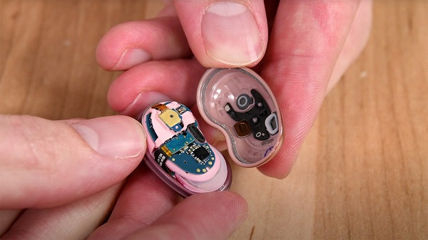 "Màn tra tấn" Galaxy Buds Live của Youtuber này đang được nhiều fan công nghệ quan tâm.