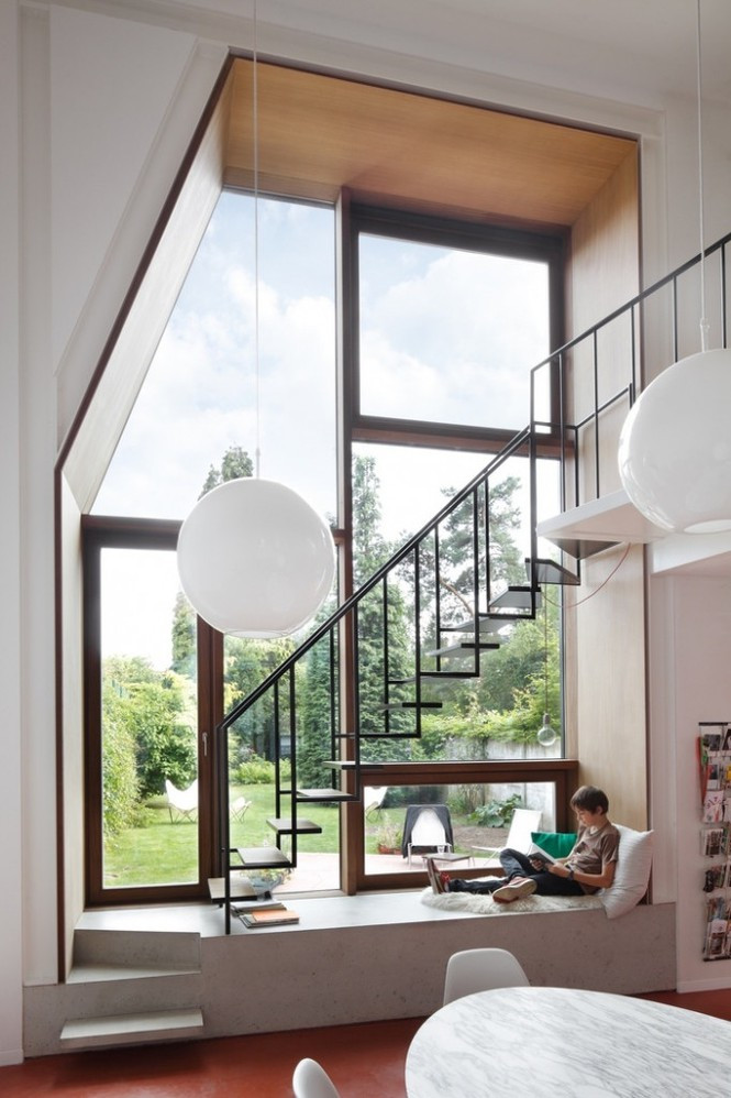 Cầu thang kết hợp không gian nghỉ ngơi, đọc sách vô cùng hiện đại. Ảnh: Homedit.