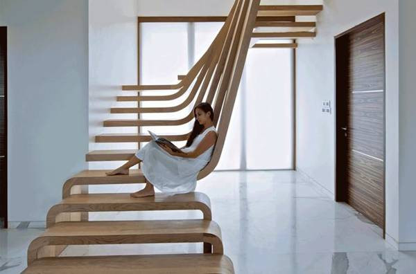 Không chỉ giúp bạn di chuyển lên tầng cao, thiết kế cầu thang này còn là điểm nhấn, mang đến giá trị thẩm mỹ cao cho ngôi nhà. Ảnh: Homedit.