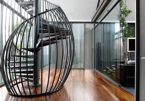 Cầu thang uốn lượn lấy ý tưởng từ lồng chim lạ mắt. Ảnh: Homedit.