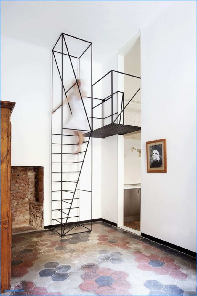 Cầu thang sắt tiết kiệm diện tích tối đa dành cho nhà chật. Ảnh: Homedit.
