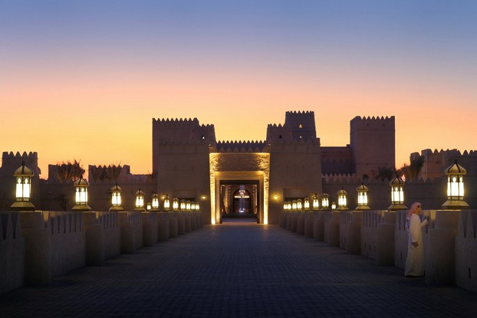 Tại đây, vợ chồng đại gia Minh Nhựa nghỉ tại resort Qasr Al Sarab by Anantara trên sa mạc Liwa, cách Abhu Dhabi 2 giờ lái xe. Ảnh: CNN.