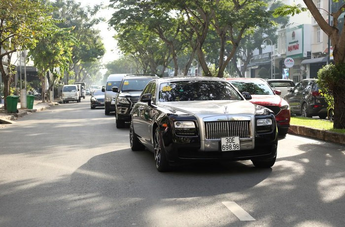 Chiếc xe xuất hiện trong đoàn rước dâu của doanh nhân Phan Lĩnh được rao bán với giá 25 tỷ đồng. Với một số chiếc xe được "độ" thêm đường coachline cong ở phía dưới cánh cửa trước, giá trị có thể lên tới 30 tỷ.
